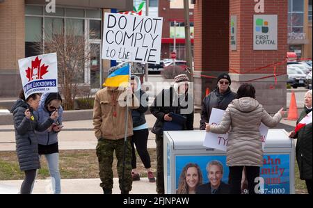 Canada - les personnes portant des bannières ne se conforment pas au Menti et plus de blocages protestant contre les mesures de shutdown de la COVID-19 Ontario Banque D'Images