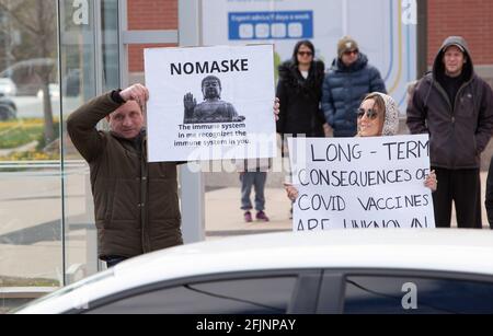 Vaughan, Canada - le 25 avril 2021 : des personnes tiennent des affiches dans le rassemblement pour protester contre les mesures de confinement de la COVID-19 en Ontario Banque D'Images