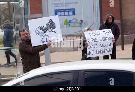 Vaughan, Canada - le 25 avril 2021 : des personnes tiennent des affiches dans le rassemblement pour protester contre les mesures de confinement de la COVID-19 en Ontario Banque D'Images
