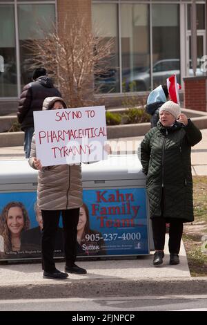 Vaughan, Canada - le 25 avril 2021 : une femme qui tient dire non à la tyrannie pharmaceutique signe en signe de protestation contre les mesures de fermeture de la COVID-19 en Ontario Banque D'Images
