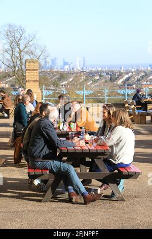 La terrasse de l'Alexandra Palace, café en plein air sécurisé par Ally Pally pour la nourriture et les boissons, en avril 2021, dans le nord de Londres, au Royaume-Uni Banque D'Images