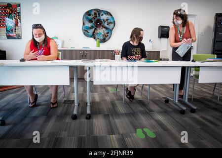 Phoenix, Arizona, États-Unis. 2 juillet 2020. Avec l'aide de la membre du personnel Renée Greene, à droite, et travaillant dans la salle communautaire de leur domicile à First place Phoenix, Whitney Daniels, à gauche, et Diane Wasley travaillent sur des cartes de remerciement pour les travailleurs de la santé de première ligne pour leurs efforts durant la pandémie. Les deux femmes créent à leur domicile de First place Arizona, à Phoenix, le 20 juillet 2020. First place est un complexe de vie indépendant pour les adultes neurodivers que le complexe résidentiel offre de grands soins pour s'assurer que les résidents et le personnel restent en bonne santé pendant la pandémie COVID-19. (Credit image: © Rick d'Elia/ZUM Banque D'Images