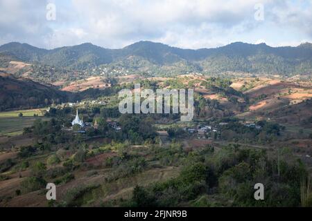 Une pagode blanche à flanc de collines tout en randonnée de Kalaw à Inle Lake, état de Shan, Myanmar Banque D'Images