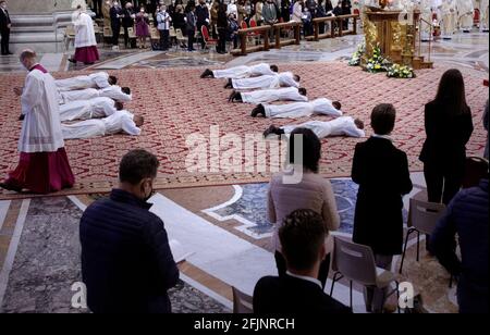 Cité du Vatican, Vatikanstadt. 25 avril 2021. Le pape François préside une nouvelle cérémonie d'ordination des prêtres à la basilique Saint-Pierre au Vatican le 25 avril 2021 crédit : dpa/Alay Live News Banque D'Images