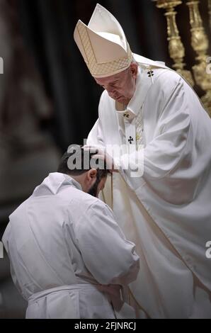 Cité du Vatican, Vatikanstadt. 25 avril 2021. Le pape François préside une nouvelle cérémonie d'ordination des prêtres à la basilique Saint-Pierre au Vatican le 25 avril 2021 crédit : dpa/Alay Live News Banque D'Images