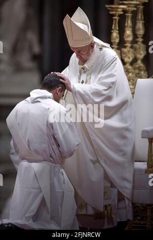 Cité du Vatican, Vatikanstadt. 25 avril 2021. Le pape François préside une nouvelle cérémonie d'ordination des prêtres à la basilique Saint-Pierre au Vatican le 25 avril 2021 crédit : dpa/Alay Live News Banque D'Images