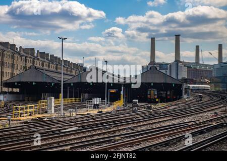 Vue depuis le train en partant de la gare Victoria en direction du sud Avec la centrale électrique de battersea et un dépôt de train dans le premier plan Banque D'Images