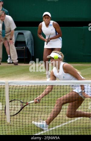 WIMBLEDON WOMANS DOUBLES WLLIAMS SŒURS V C.RUBIN & A.KOURNIKOVA PHOTO DAVID ASHDOWN. Banque D'Images