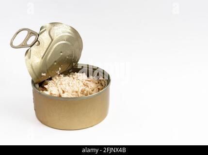 Boîte ouverte avec nourriture pour animaux gros plan, isolée sur fond blanc, viev latéral Banque D'Images