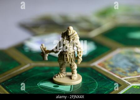 Roseville, MN, Etats-Unis, 02.04.2021 - Fallout Board Game Plastic Figure on Map Tiles Banque D'Images