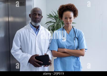 Portrait de divers médecins masculins et féminins tenant une tablette couloir de l'hôpital Banque D'Images