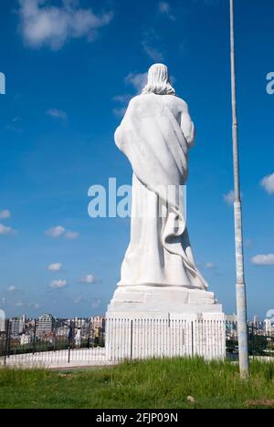 Le Christ de la Havane est une grande sculpture représentant Jésus de Nazareth sur une colline surplombant la baie de la Havane, Cuba Banque D'Images