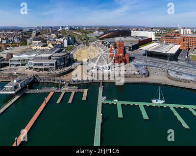 Vue panoramique aérienne de la baie de Cardiff par une journée ensoleillée avec le centre-ville en arrière-plan. Banque D'Images