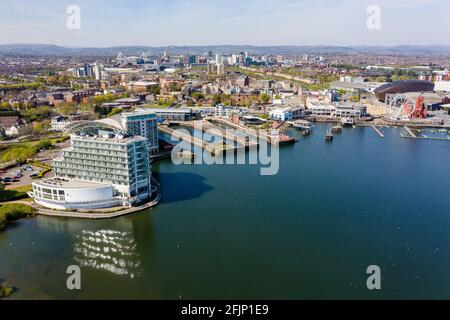 Vue aérienne de la baie de Cardiff et de la ville de Cardiff, capitale du pays de Galles Banque D'Images