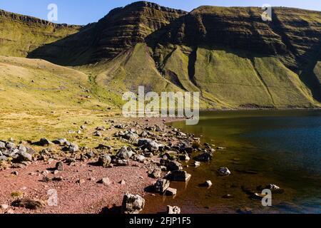 Un petit lac au pied des montagnes dans les Brecon Beacons (Llyn y Fan Fach, pays de Galles, Royaume-Uni) Banque D'Images