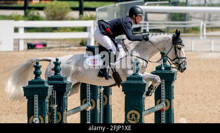 Lexington, Kentucky, États-Unis. 25 avril 2021. 25 avril 2021 : Oliver Townend participe à un double tour libre dans les finales de saut de stade pour gagner l'événement de 3 jours Land Rover 5* à bord de la classe Ballaghmor au Kentucky Horse Park à Lexington, Kentucky. Scott Serio/Eclipse Sportswire/CSM/Alamy Live News Banque D'Images