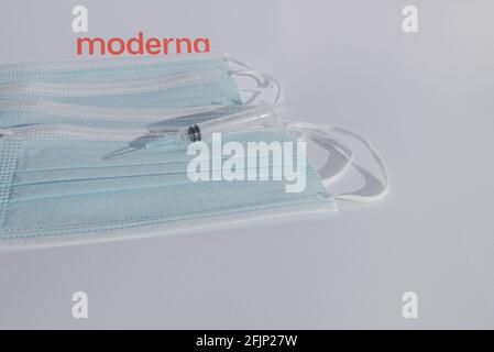 Le logo moderna rouge avec une seringue et un masque bleu sur fond blanc avec un espace pour la copie, Danemark, 25 avril 2021 Banque D'Images