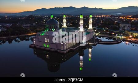 Photographie aérienne de la magnifique mosquée et du lieu touristique le plus célèbre de la mosquée de Likas (Masjid Bandaraya Likas), Kota Kinabalu, Sabah, Malaisie. Pendant T. Banque D'Images