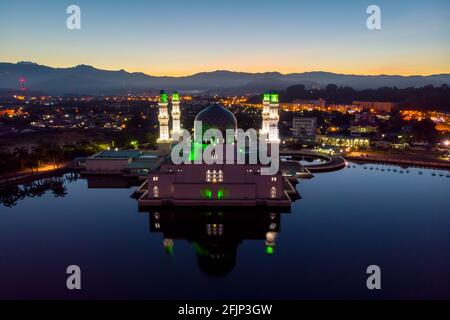 Photographie aérienne de la magnifique mosquée et du lieu touristique le plus célèbre de la mosquée de Likas (Masjid Bandaraya Likas), Kota Kinabalu, Sabah, Malaisie. Pendant T. Banque D'Images