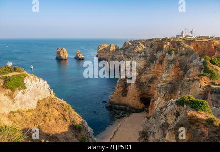 Vue vers Ponta da Piedade, plage Praia do Camilo, côte de grès sauvage, formations rocheuses dans la mer, Algarve, Lagos, Portugal Banque D'Images