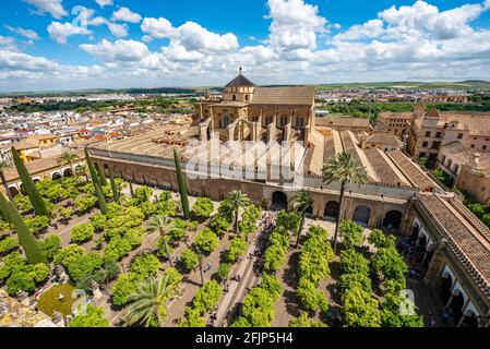 Vue sur le patio de los Naranjos et Mezquita-Catedral de Cordoba, Cordoue, Andalousie, Espagne Banque D'Images