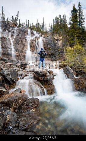 Randonneur aux chutes de Tangle Creek, en automne, parc national Jasper, Alberta, Canada (randonneur) aux chutes de Tangle Creek, en automne, parc national Jasper Banque D'Images