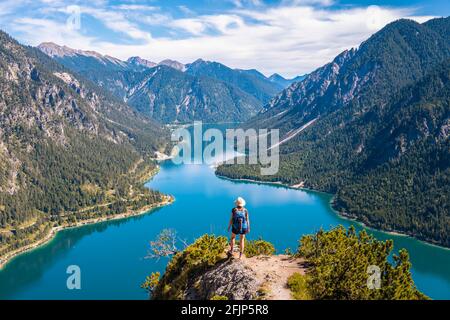 Randonneur regardant Plansee, montagnes avec lac, Alpes d'Ammergau, quartier Reutte, Tyrol, Autriche Banque D'Images