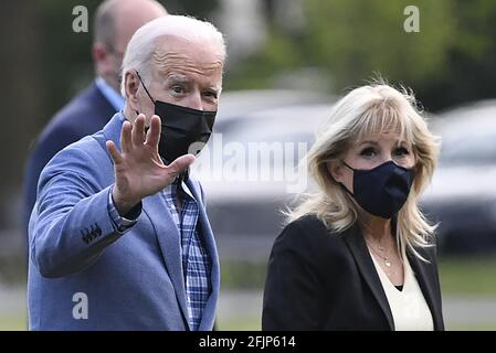 Washington, États-Unis. 25 avril 2021. Le président Joe Biden se presse alors que lui et la première dame Dr. Jill Biden retournent à la Maison Blanche, le dimanche 25 avril 2021, à Washington, CC. Les Bidens ont passé le week-end chez eux à Wilmington, Delaware. Photo de Mike Theiler/UPI crédit: UPI/Alay Live News Banque D'Images