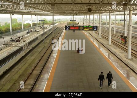 Les gens attendent sur une plate-forme de la gare de Jiaxing sud en Chine pour leur train à arriver. Banque D'Images