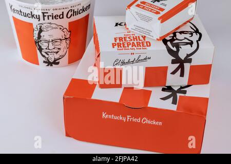 KFC célèbre chaîne de restauration rapide est un Kentucky Fried Poulet sur la boîte à aliments Banque D'Images