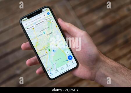 Hand haelt iPhone 11 Pro mit Google Maps App, Online Karten Dienst, Bildschirmfoto, smartphone Banque D'Images