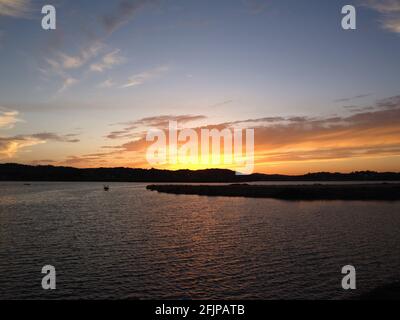 Coucher de soleil doré et flamboyant à Kanoni, dans la ville de Corfou, en Grèce Banque D'Images