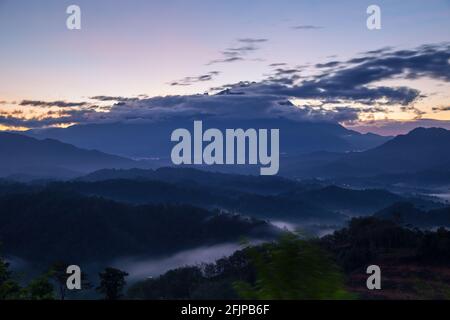 Magnifique nature vue sur le paysage du lever du soleil avec la nature brumeux et le Mont Kinabalu, Sabah, Bornéo Banque D'Images