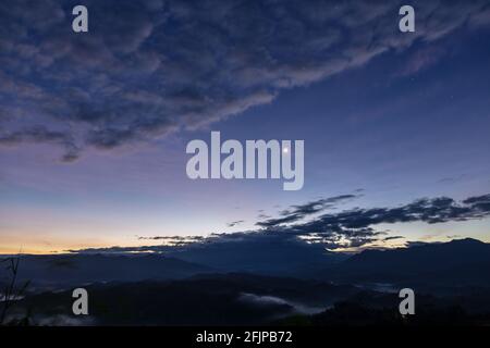 Magnifique nature vue sur le paysage du lever du soleil avec la nature brumeux et le Mont Kinabalu, Sabah, Bornéo Banque D'Images