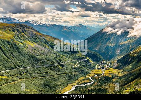 Route vers le col de Furka en Suisse Banque D'Images