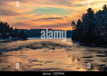 Lever de soleil majestueux sur la rivière Gatineau, décembre 2019 Banque D'Images