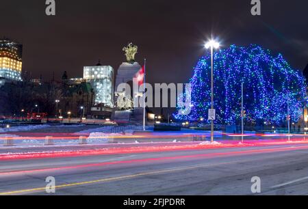 Photo du centre-ville d'Ottawa en exposition lente la nuit à Noël temps avec les lumières d'arbre bleu et vert Banque D'Images