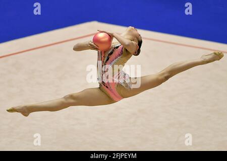 Turin, Italie. 24 avril 2021. TURIN: 24.04.2021Pala Gianni Asti FINAL SIX DE GYMNASTIQUE RYTHMIQUE Championnat national de Serie A1 et A2 BALL ALEXANDRA AGIURGIUGIUCULESE ASU UDINE (photo de Tonello Abozzi/Pacific Press) Credit: Pacific Press Media production Corp./Alay Live News Banque D'Images