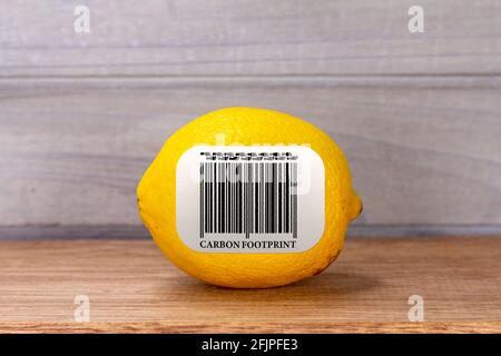 Étiquette à code-barres carbone sur citron, étiquette écologique sur les aliments Banque D'Images