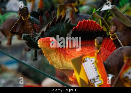 Une étagère pleine de jouets en plastique pour animaux sauvages à l'intérieur de la boutique de cadeaux et de souvenirs de l'aquarium de Sao Paulo. Banque D'Images