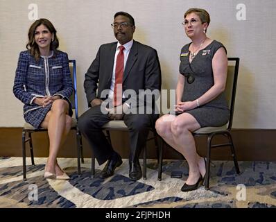 Manhattan, Kansas, États-Unis. 24 avril 2021. Kristi Noem (L), gouverneur du Dakota du Sud, est interviewé pour une émission de télévision locale « soyez courageux » organisée par Tony Barton (C) et Terry Rogers (R) sur le réseau Watch Kansas Credit: Mark Reinstein/Media Punch/Alay Live News Banque D'Images