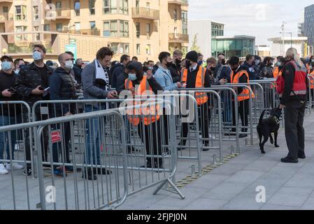 Londres, Grande-Bretagne. 25 avril 2021. Les fans de football montrent leurs tests négatifs COVID-19 à des stewards devant le stade Wembley avant la finale de la coupe Carabao, dans le cadre de l'essai des événements coronavirus à Londres, en Grande-Bretagne, le 25 avril 2021. Credit: Ray Tang/Xinhua/Alay Live News Banque D'Images