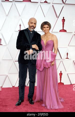 Los Angeles, Californie, États-Unis. 25 avril 2021. Halle Berry (R) avec Van Hunt sur le tapis rouge de la 93e Oscars® à Union Station à Los Angeles, CA, le dimanche 25 avril 2021. (Photo courtoisie Matt petit/A.M.P.A.S. via Credit: SIPA USA/Alay Live News Credit: SIPA USA/Alay Live News Banque D'Images