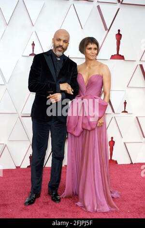 Los Angeles, Californie, États-Unis. 25 avril 2021. Halle Berry (R) avec Van Hunt sur le tapis rouge de la 93e Oscars® à Union Station à Los Angeles, CA, le dimanche 25 avril 2021. (Photo courtoisie Matt petit/A.M.P.A.S. via Credit: SIPA USA/Alay Live News Credit: SIPA USA/Alay Live News Banque D'Images