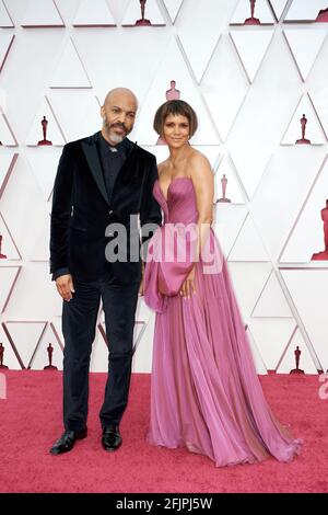 Los Angeles, États-Unis. 25 avril 2021. Halle Berry (R) avec Van Hunt sur le tapis rouge de la 93e Oscars® à Union Station à Los Angeles, CA, le dimanche 25 avril 2021. (Photo avec la permission de Matt petit/A.M.P.A.S. via Credit: SIPA USA/Alay Live News Banque D'Images