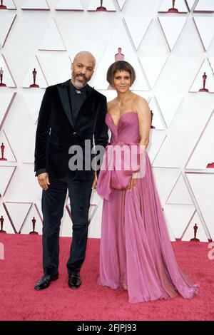 Los Angeles, États-Unis. 25 avril 2021. Halle Berry (R) avec Van Hunt sur le tapis rouge de la 93e Oscars® à Union Station à Los Angeles, CA, le dimanche 25 avril 2021. (Photo avec la permission de Matt petit/A.M.P.A.S. via Credit: SIPA USA/Alay Live News Banque D'Images