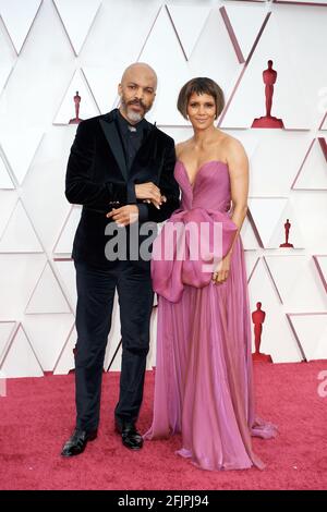 Los Angeles, Californie, États-Unis. 25 avril 2021. Halle Berry (R) avec Van Hunt sur le tapis rouge de la 93e Oscars® à Union Station à Los Angeles, CA, le dimanche 25 avril 2021. (Photo courtoisie Matt petit/A.M.P.A.S. via Credit: SIPA USA/Alay Live News Credit: SIPA USA/Alay Live News Banque D'Images