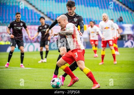 Leipzig, Allemagne. 25 avril 2021. Angelino (bas) de Leipzig vit avec Atakan Karazor de Stuttgart lors d'un match allemand de Bundesliga entre RB Leipzig et VfB Stuttgart à Leipzig, Allemagne, 25 avril 2021. Credit: Kevin Voigt/Xinhua/Alay Live News Banque D'Images