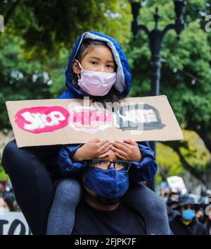 San Jose, États-Unis. 25 avril 2021. Des personnes portant des signes participent à un rassemblement de haine Stop Asian à San Jose, Californie, États-Unis, le 25 avril 2021. Crédit: Dong Xudong/Xinhua/Alay Live News Banque D'Images