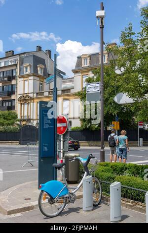 Luxembourg, Grand-Duché de Luxembourg - 06 juillet 2018 : parking vélos sur la rue Luxembourg Banque D'Images